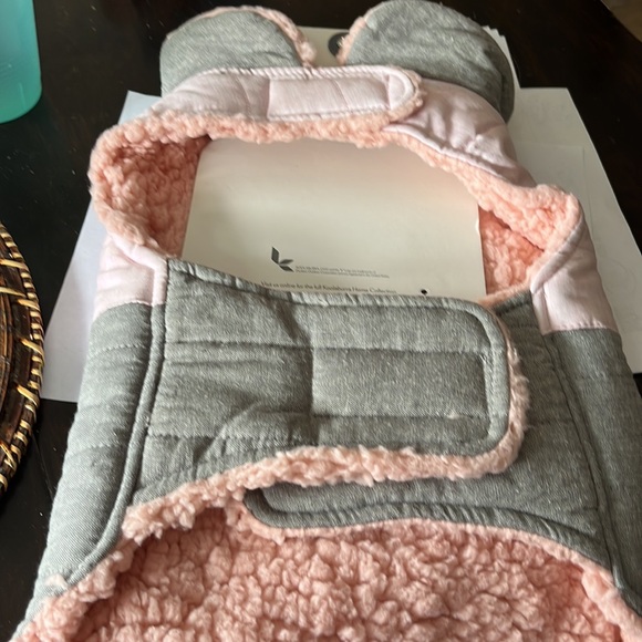 Koolaburra by Ugg attie dog vest/coat in size medium. - Picture 4 of 7